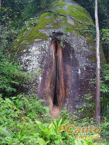 这里人不多,水光潋滟,四周山色幽然;至于爬山,慢慢走也不困难,这里的