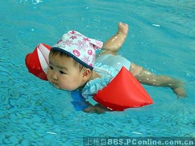 搞笑的婴儿游泳比赛