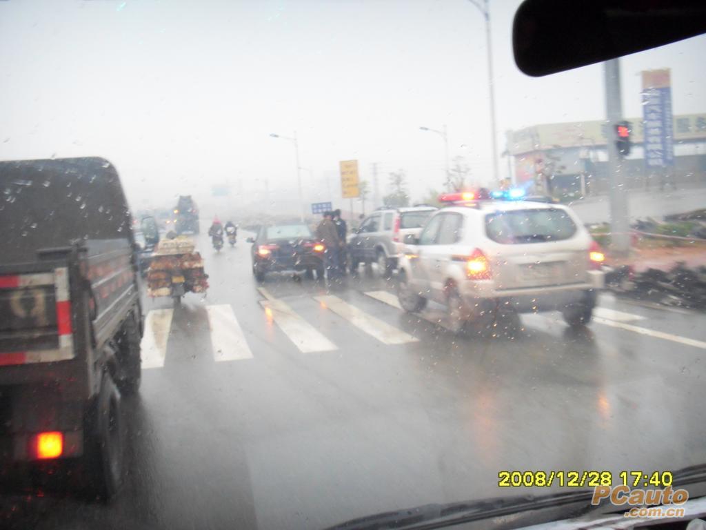 天雨路滑.又见几单交通事故