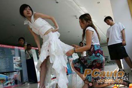 【太疯狂了】毕业设计,80后女孩用卫生巾做衣服
