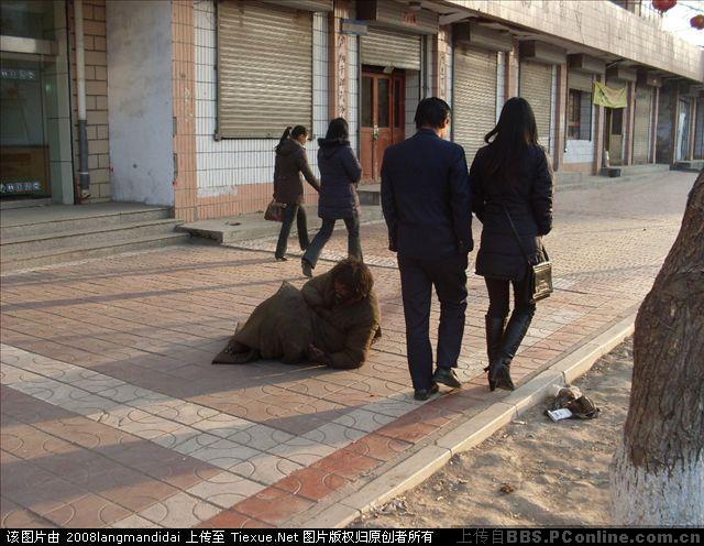 实拍美女给街头流浪汉穿袜子穿鞋子.