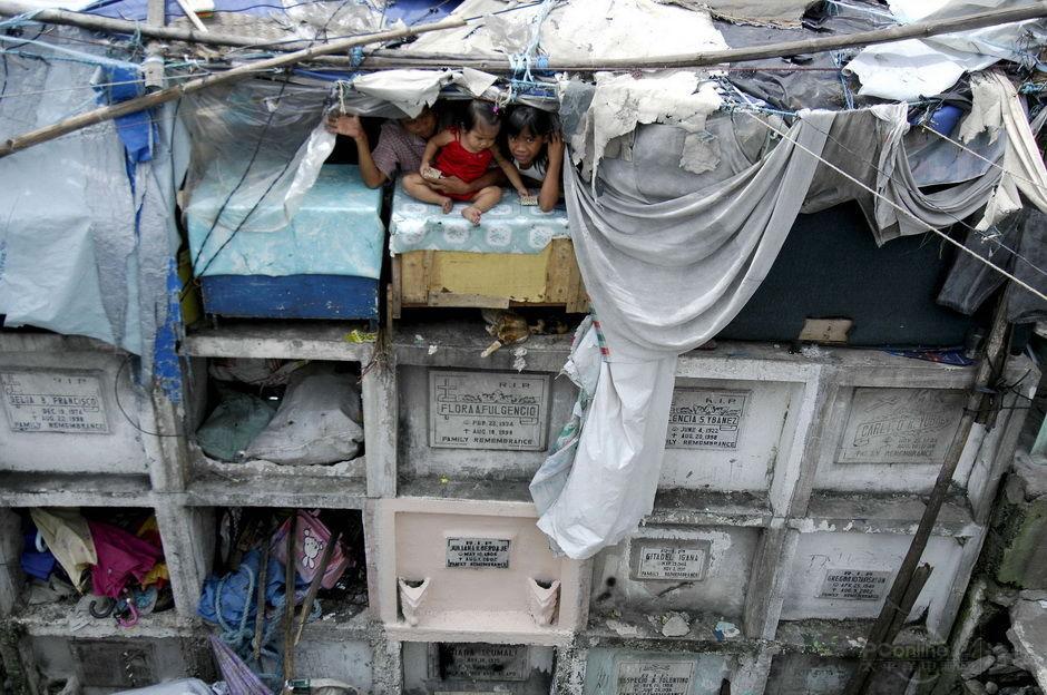 菲律宾墓地成贫民窟,穷人每天与死人为伴
