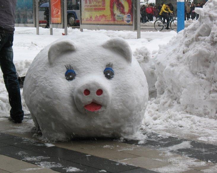 大雪封庄不挡住乐观,晒一晒雪地里各式各样的雪人