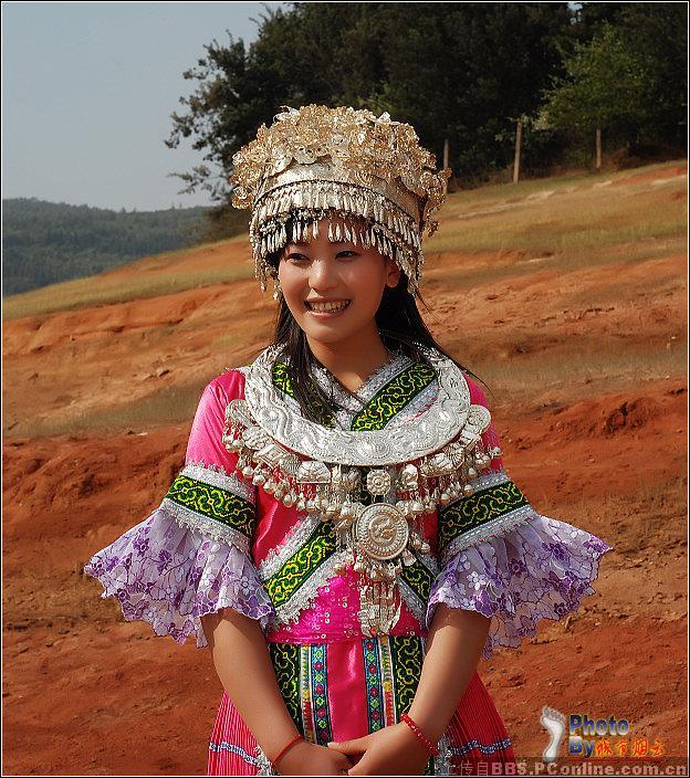 云南苗族美女和服饰