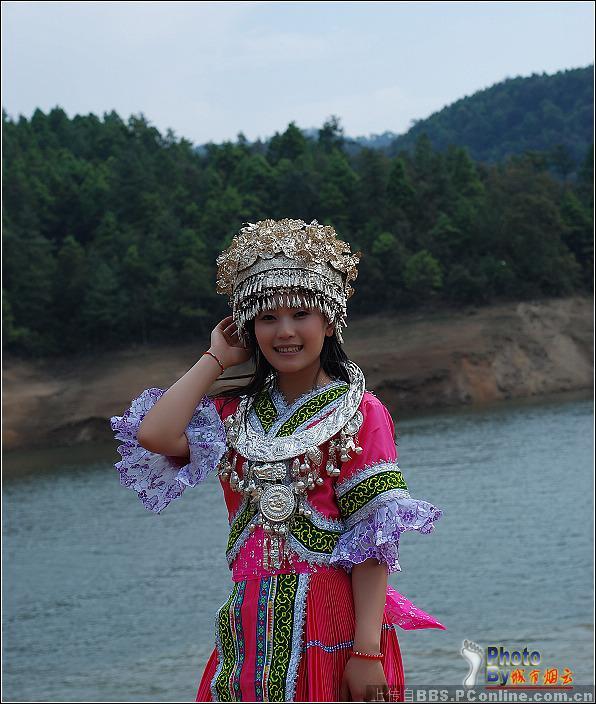 云南苗族美女和服饰