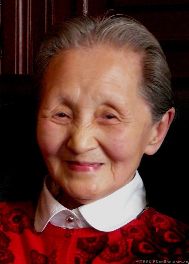 90岁幸福的老太太