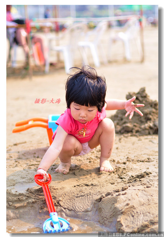 海滩掠影(十四)玩砂的小女孩