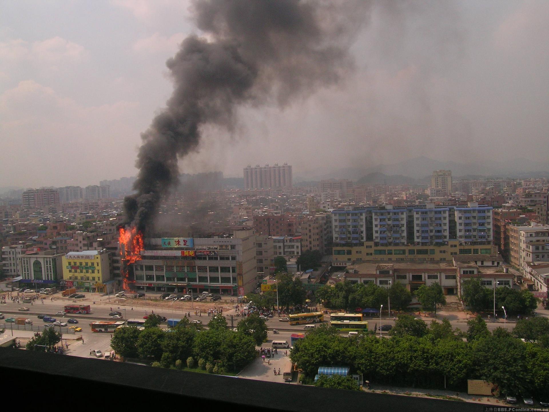 广东中山一工厂发生火灾 整仓家具被烧成灰烬_社会_长沙社区通