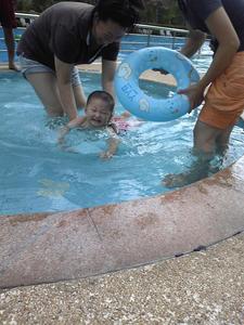 谁知下水比大孩子还游的欢呢,都说游泳是小孩子锻炼身体的最佳运动