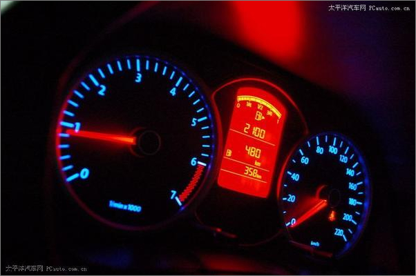 汽车仪表盘上的红色感叹号标识亮起,是什么原因?