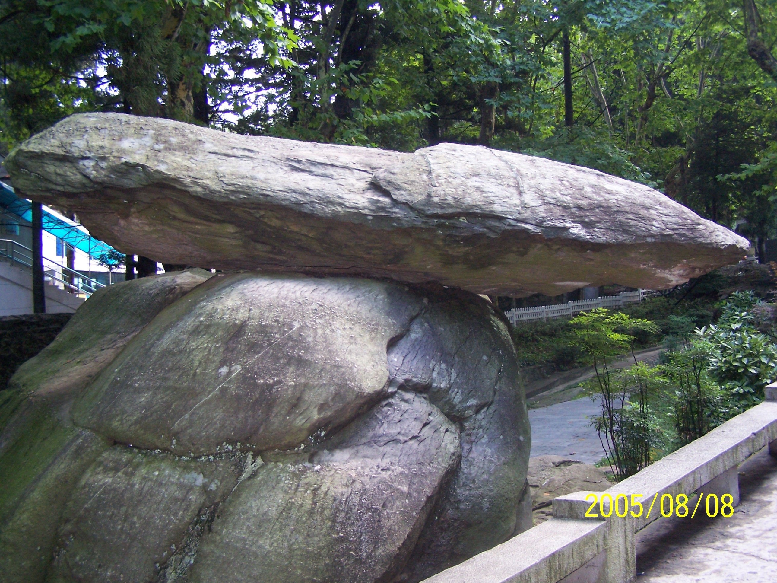 庐山飞来石