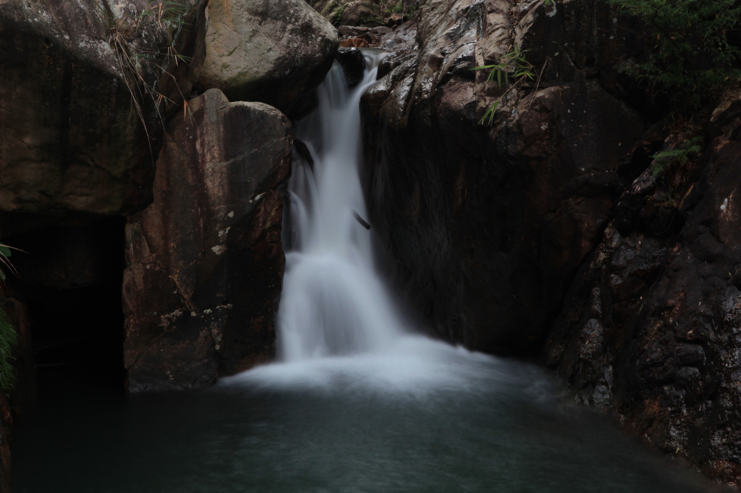 广州爆出一个超大玩水秘境，用瀑布做背景，16个小时都玩不腻！
