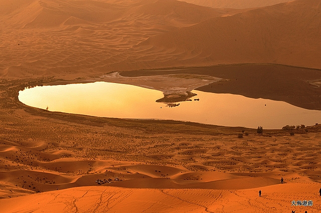 【巴丹吉林沙漠行--沙漠海子、庙、驼屋摄影图