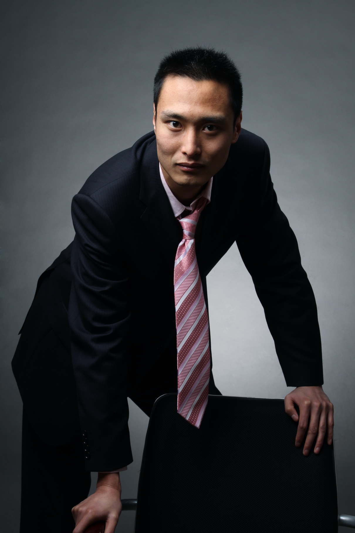 男,25,在西安,也没个朋友,感觉自己就像得了抑郁症,有2年了,做什么也都不主动,每天不开心,感觉