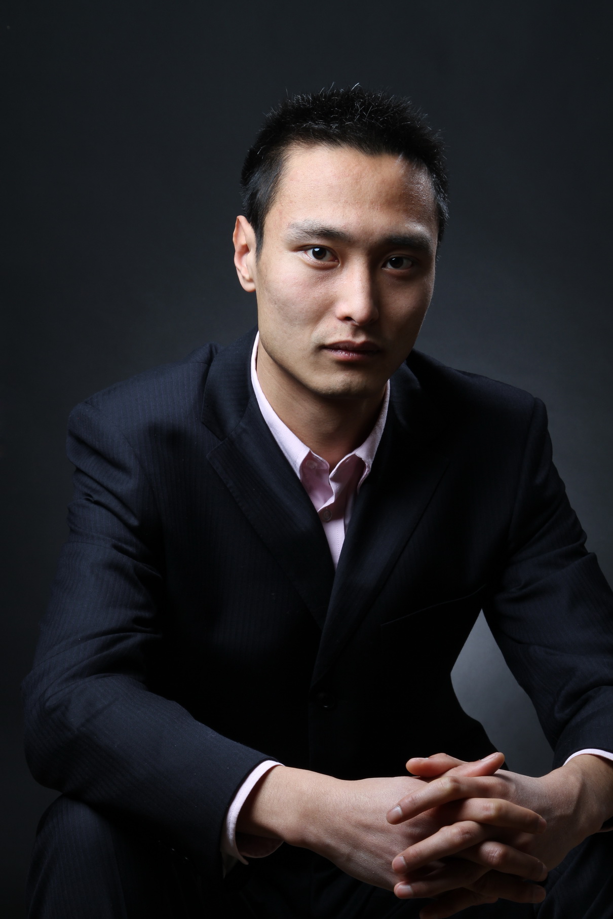 男,25,在西安,也没个朋友,感觉自己就像得了抑郁症,有2年了,做什么也都不主动,每天不开心,感觉