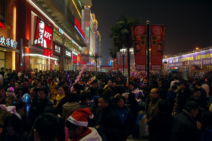 武汉圣诞节平安夜街景