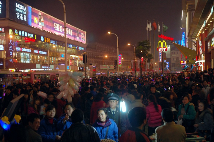 武汉圣诞节平安夜街景