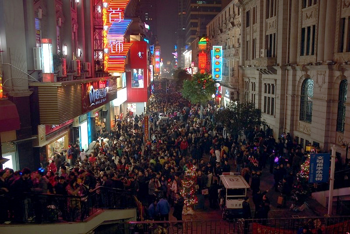 【武汉圣诞节平安夜街景摄影图片】武汉江汉路