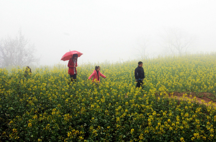 雨天的山村