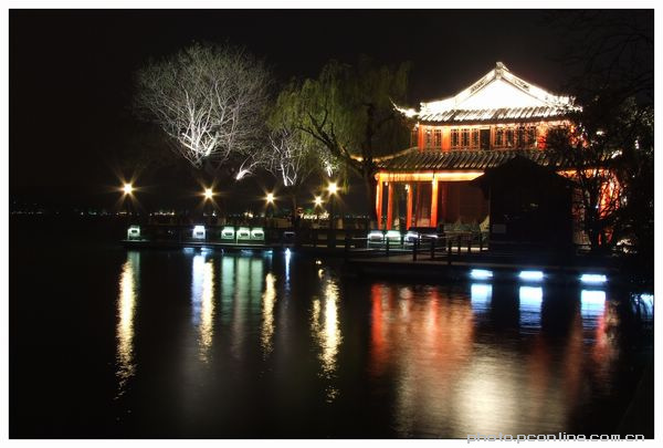 秋天西湖的夜景