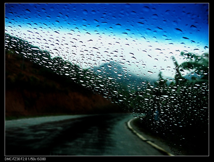 阴雨绵绵回家的路