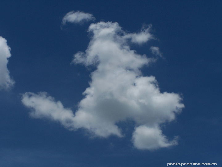 蓝天里形似动物的云