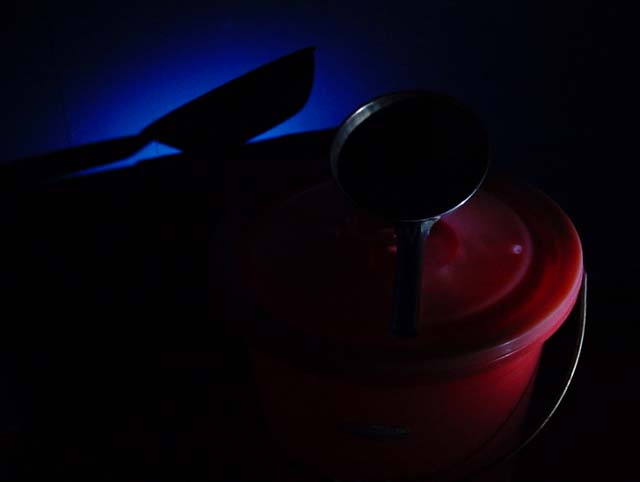 【电筒下的盆瓢摄影图片】厨房其他摄影