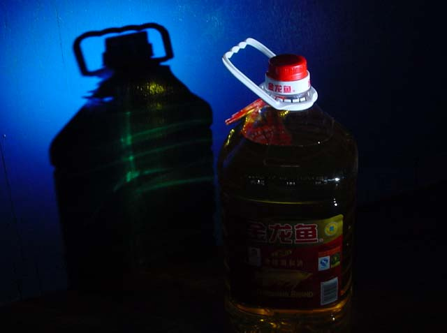 【电筒下的盆瓢摄影图片】厨房其他摄影