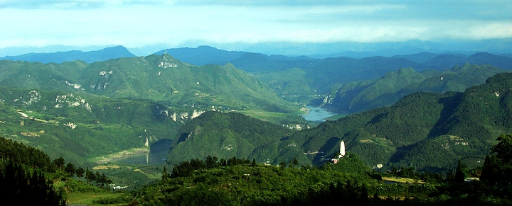 眺望钟灵山