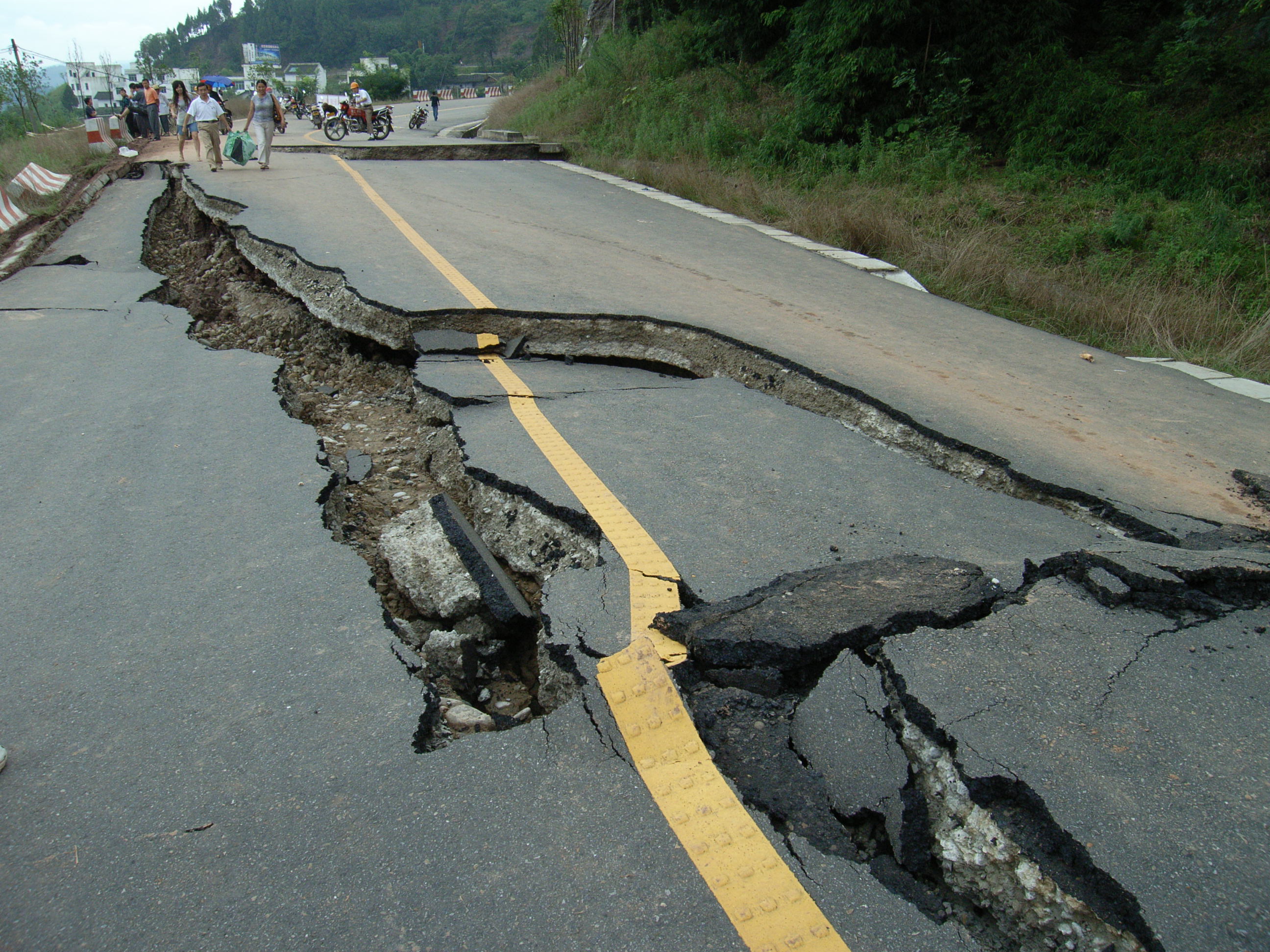 山体滑坡所造成的公路