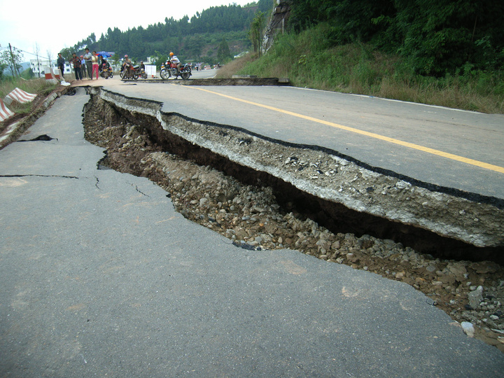 山体滑坡所造成的公路
