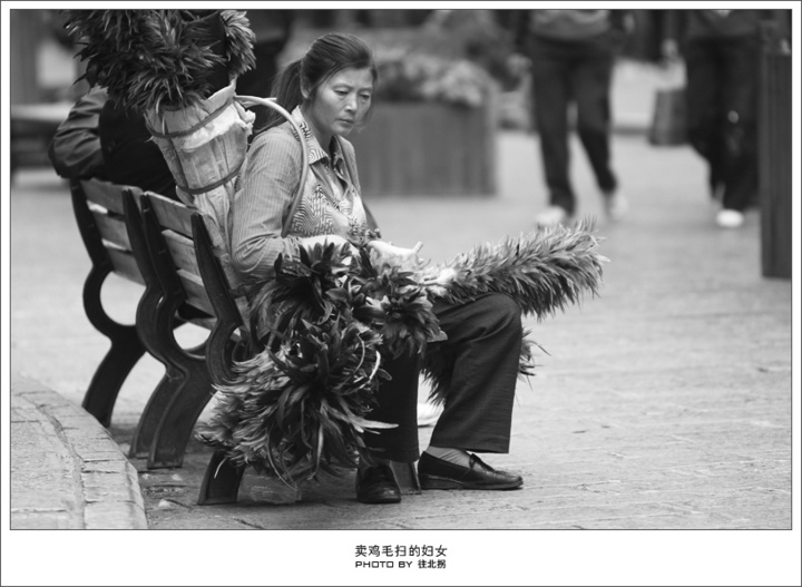 【卖鸡毛扫的女人摄影图片】贵州遵义纪实摄影
