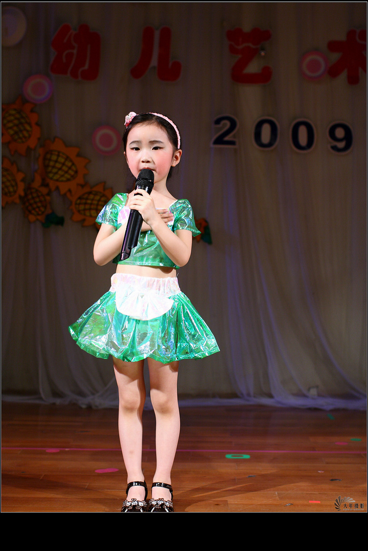 【家有小女:第一次表演摄影图片】幼儿园小礼堂纪实