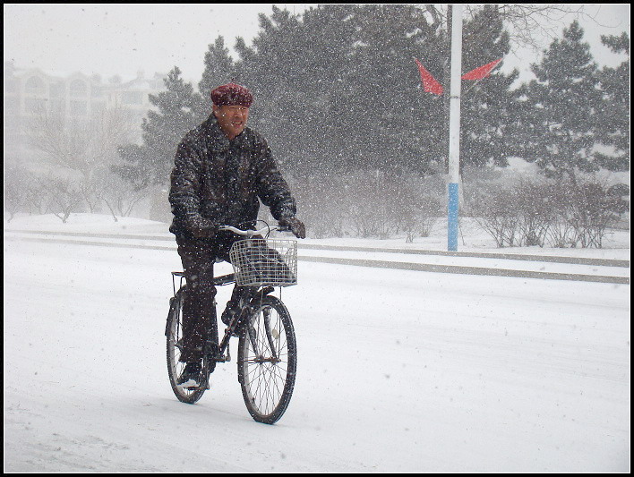 风雪路行人