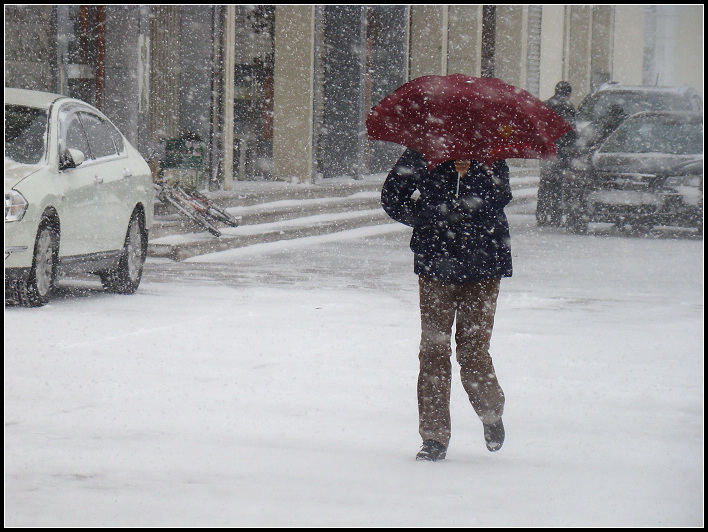 风雪路行人