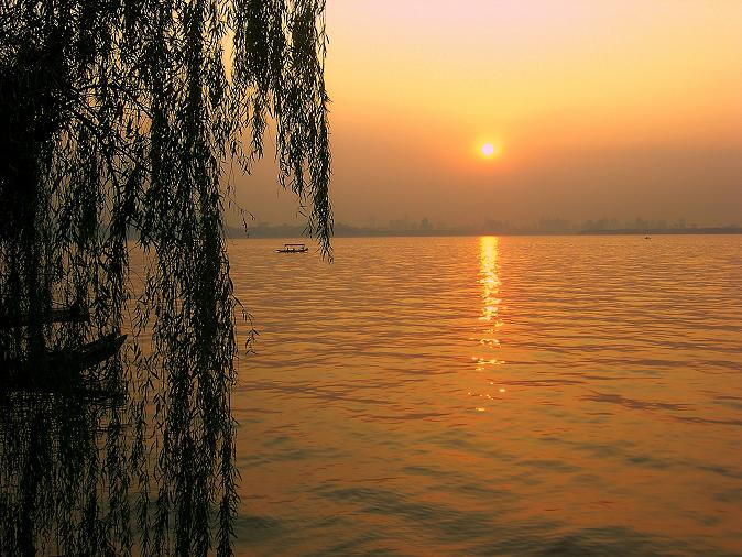 夕阳下的湖面