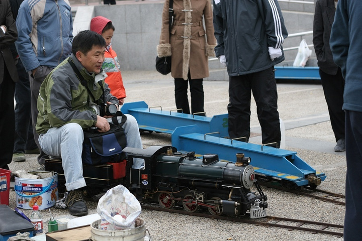 【中国纯手工制作蒸汽小火车第一人--陆继明摄