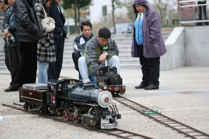 【中国纯手工制作蒸汽小火车第一人--陆继明摄