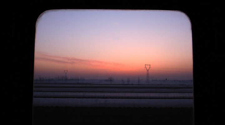 【窗外的风景摄影图片】开往西安的火车风光摄