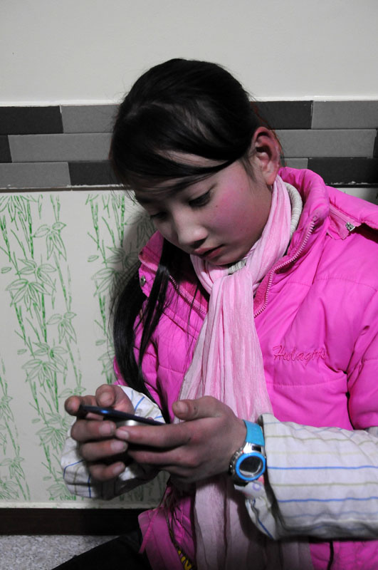 【玩手机的小姑娘摄影图片】绵阳乡村人像摄影