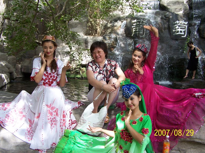 【维吾尔族姑娘摄影图片】新疆吐鲁番风光旅游