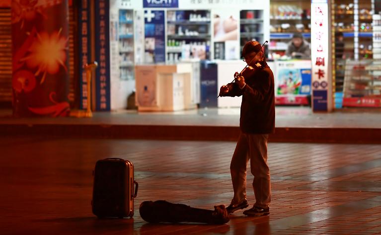 【街头的小提琴手摄影图片】重庆街头纪实摄影