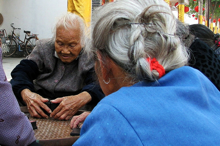 【打牌九的老人摄影图片】广州增城小楼镇前境
