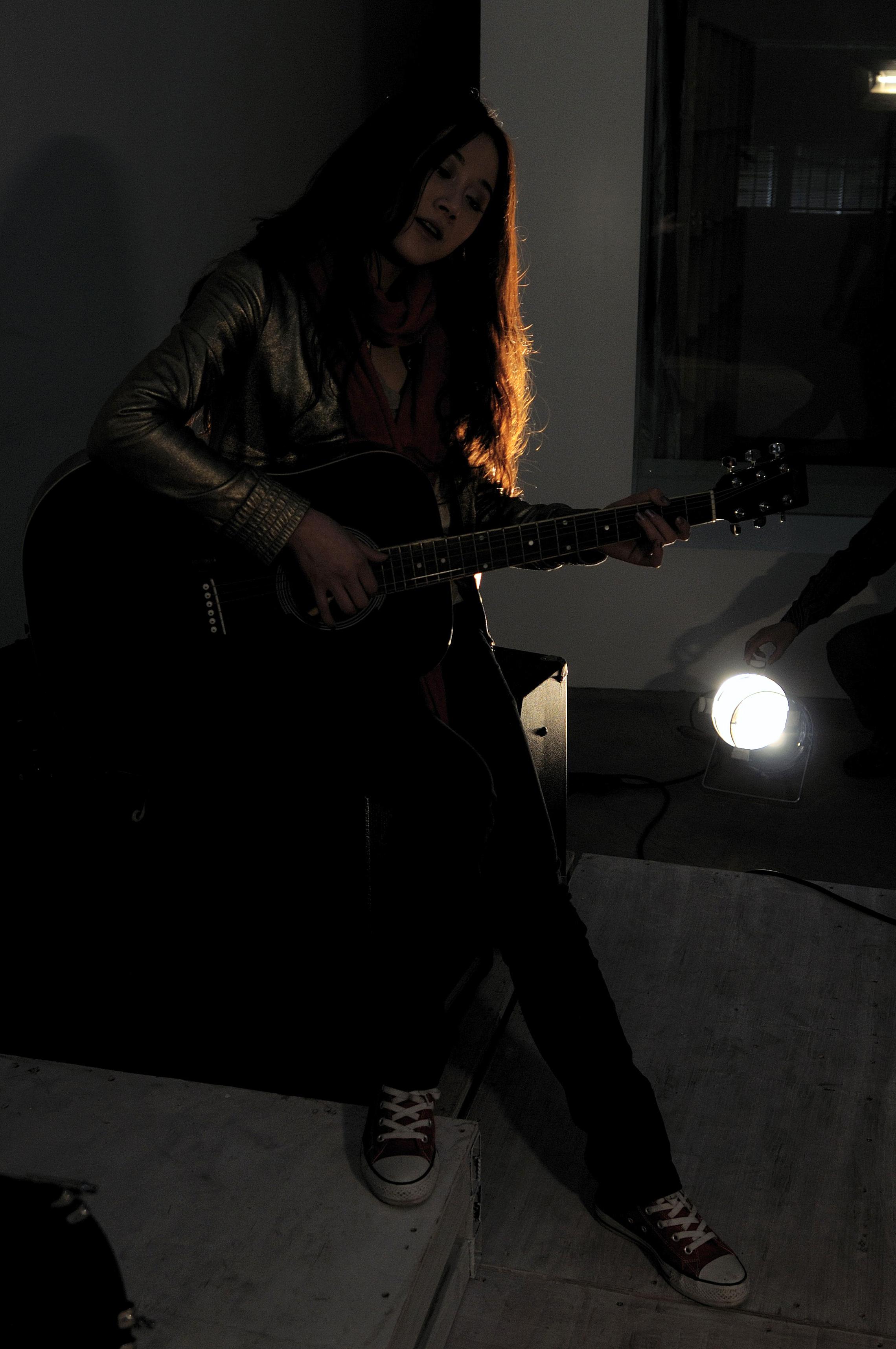 弹吉他的女孩高清摄影大图-千库网
