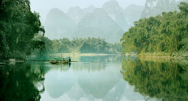 半江春山半江水