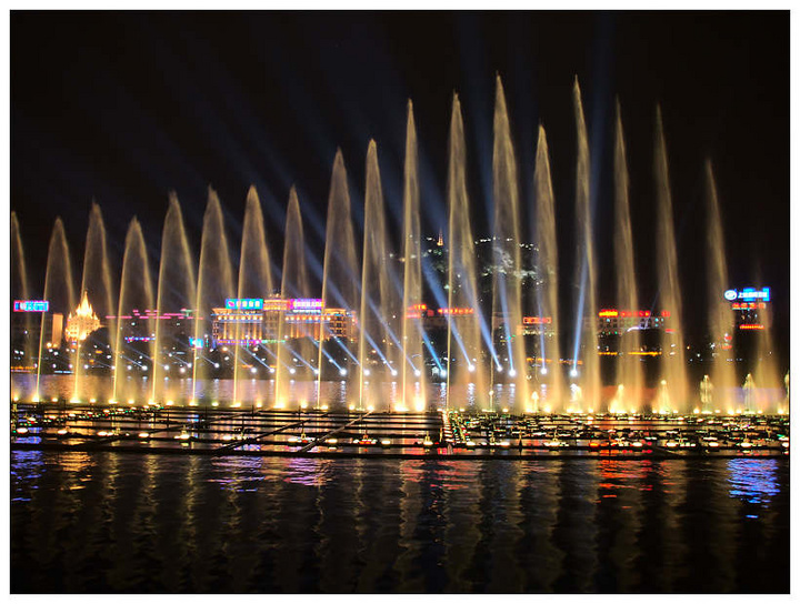 【柳州超大型江面音乐喷泉摄影图片】柳州河堤