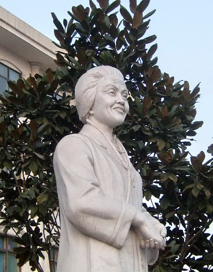 林巧稚塑像