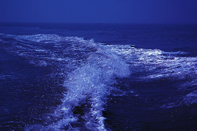 蓝色海水白色浪花