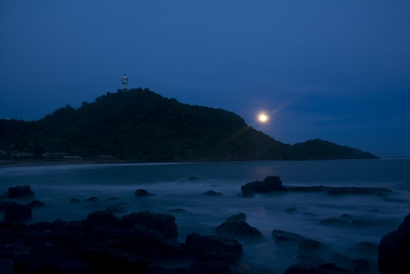 月下海景