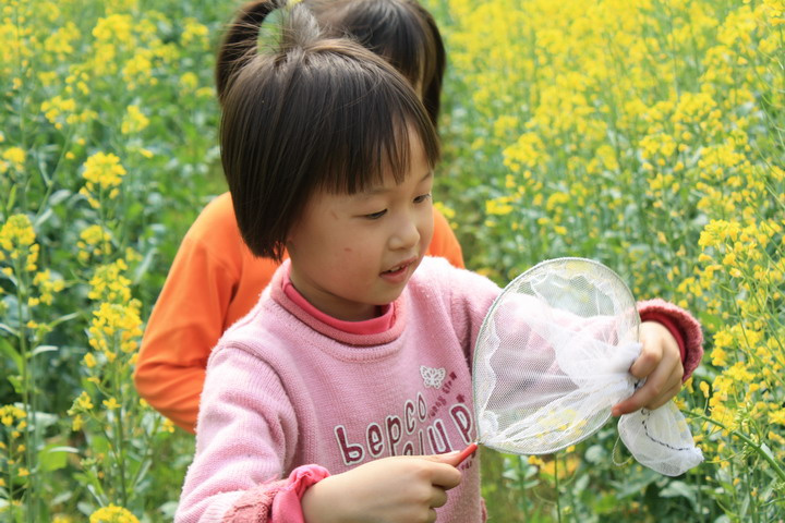 【抓蝴蝶的小女孩摄影图片】广州花都纪实摄影